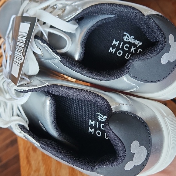 Silver Mickey Sneakers sz 9 Metallic Disneyworld Disneyland - Picture 5 of 10